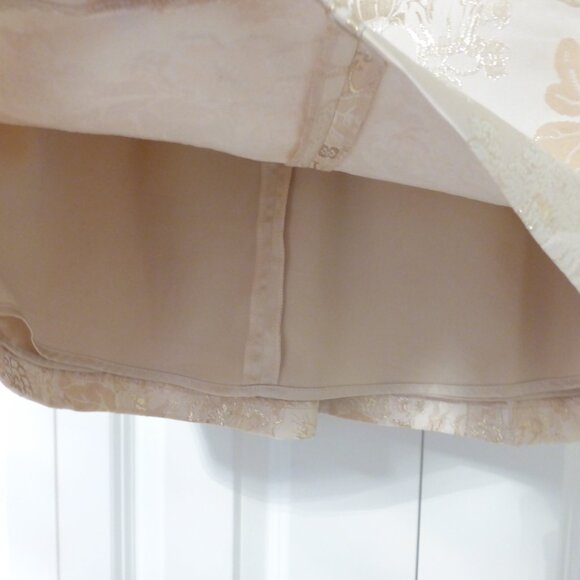 LE CHATEAU Cream and gold jacquard floral A-line skirt - Picture 10 of 10
